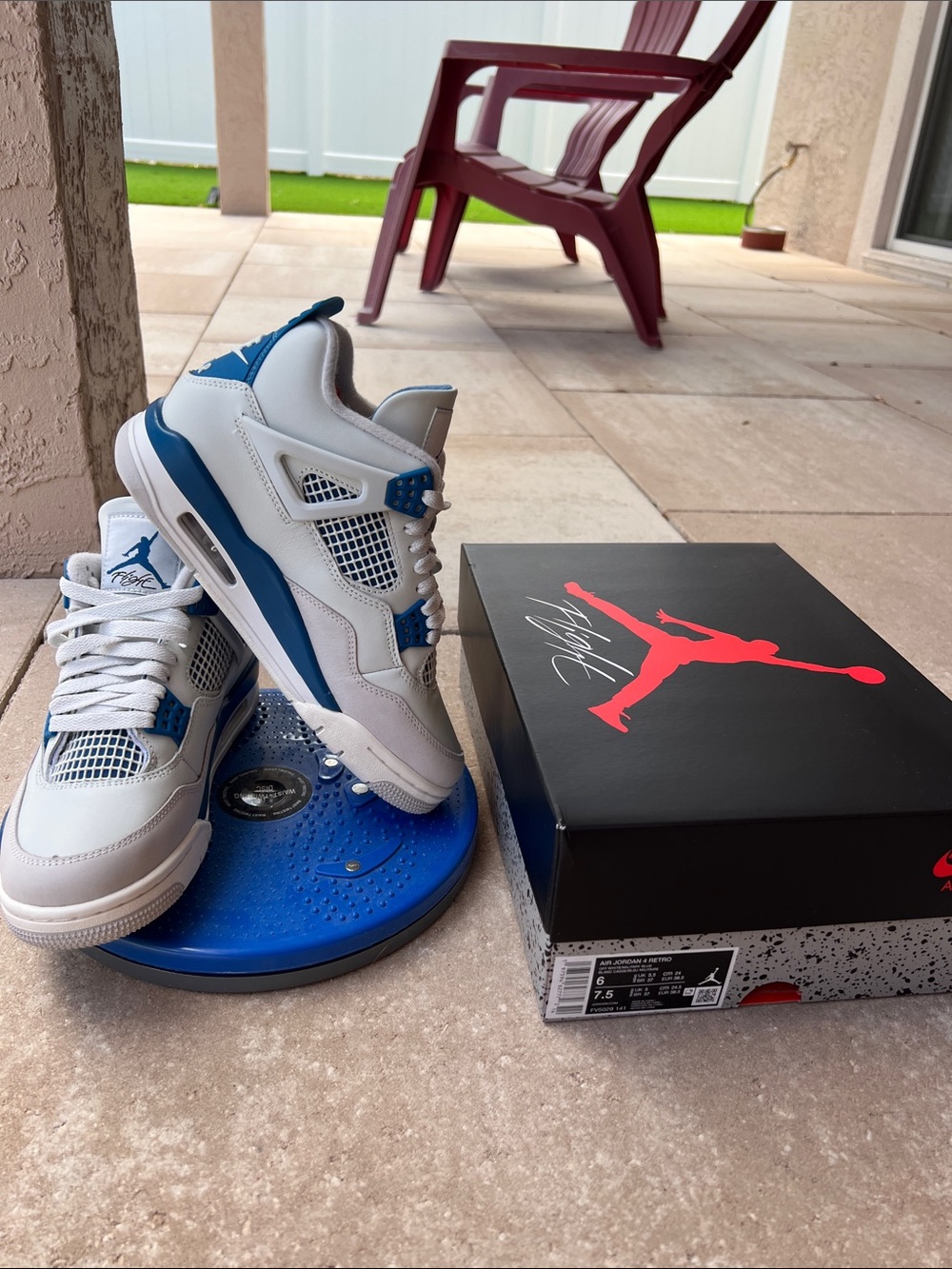 Air Jordan 4 Retro  - Off White/Military Blue Women’s 7.5 /Mens 6.0 - FV5029 141